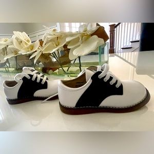 Toddler boys Footmates Saddle shoes. Navy/white